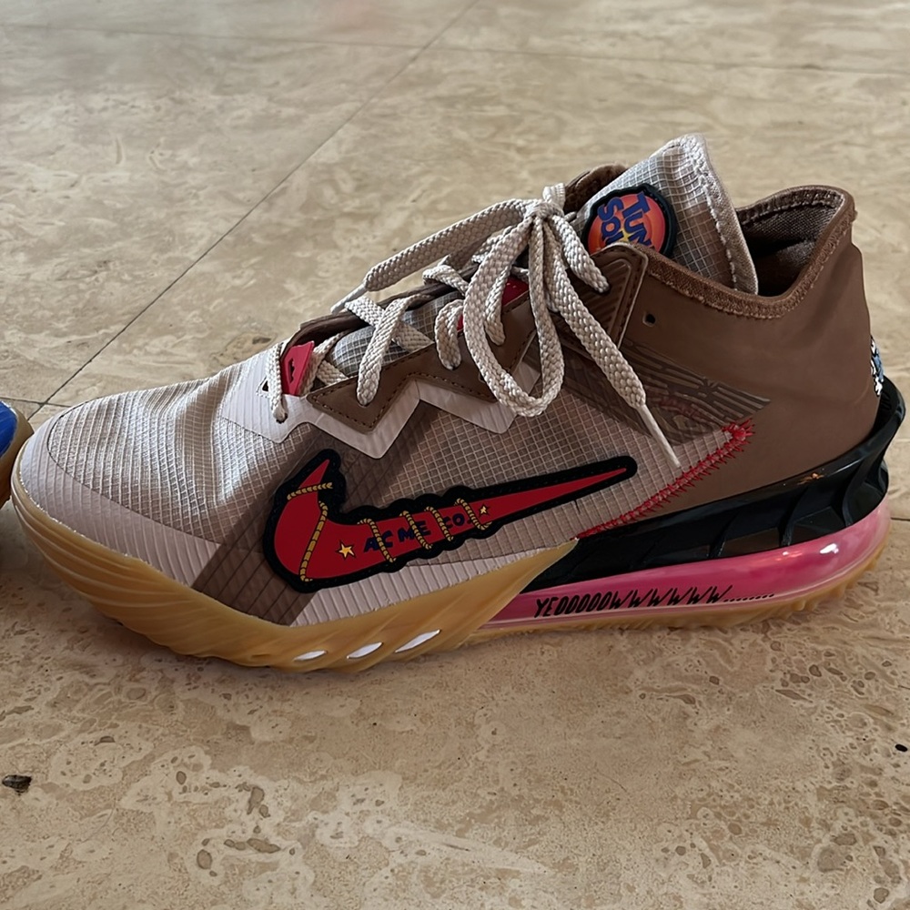 Lebron 18 Low Wile E. Coyote Vs. Roadrunner Basketball Shoes Men Size 10 New - Picture 3 of 6